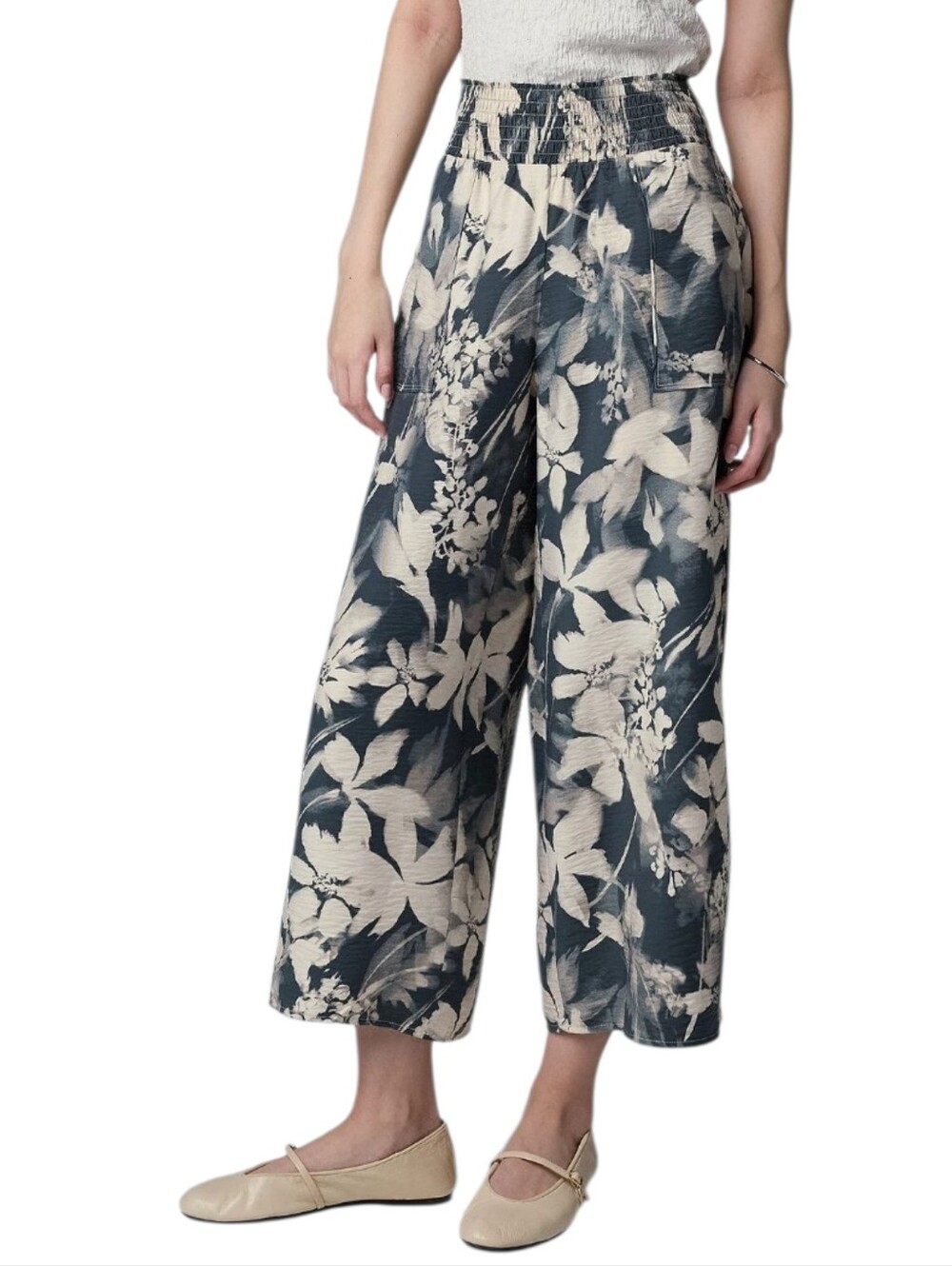 NWT- Simply Vera Vera Wang Cropped High-Rise Wide Leg Travel Pants